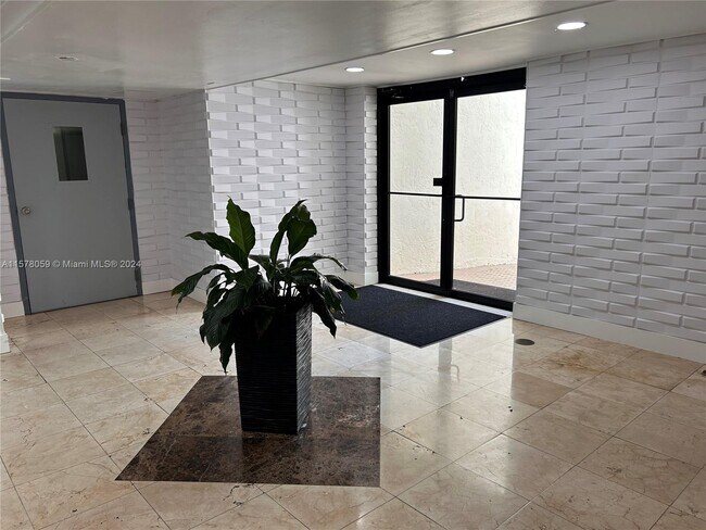 Building Photo - 17011 N Bay Rd