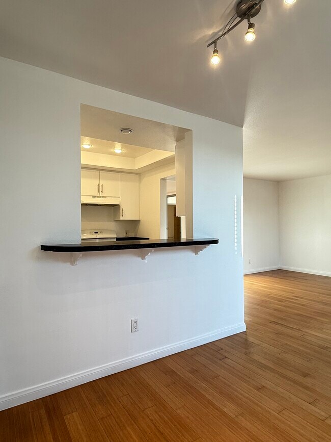 Foto del edificio - 7826 Topanga Canyon Blvd