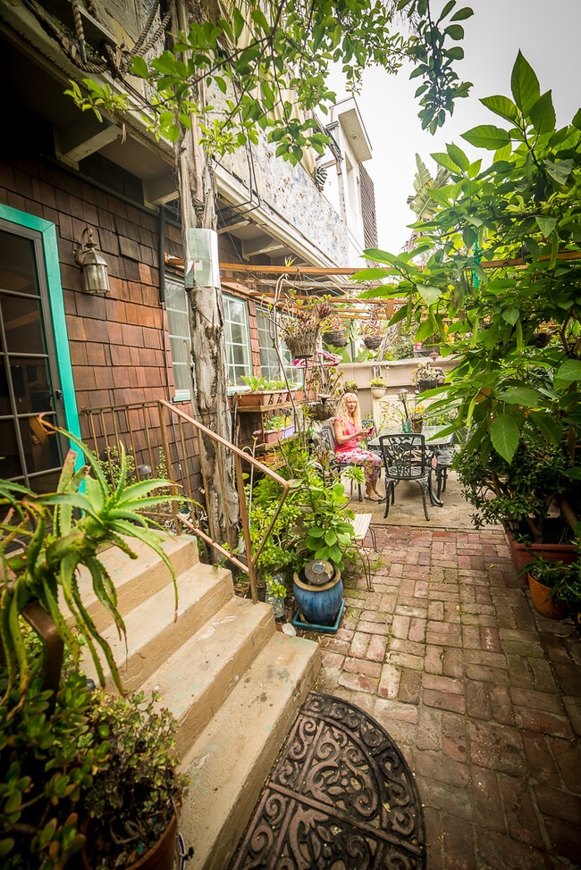 Love dining al fresco - 804 Pacific Ave