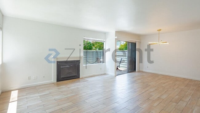 Building Photo - Unit 4