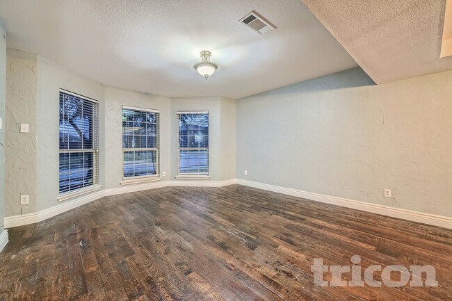 Building Photo - 220 Flatwood Dr