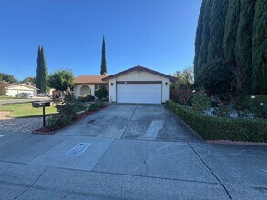 Building Photo - 18 Six Rivers Cir