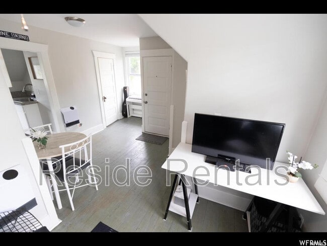 Building Photo - 84 E 300 N