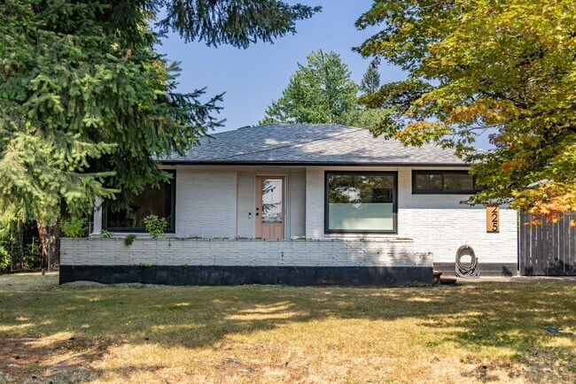 Foto del edificio - 2 bedr + Bonus Room / Large yard and garage.