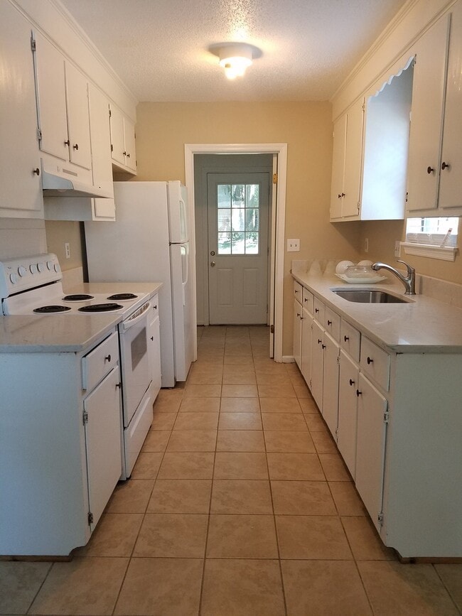 Building Photo - Three Bedroom Brick Home Walking Distance ...