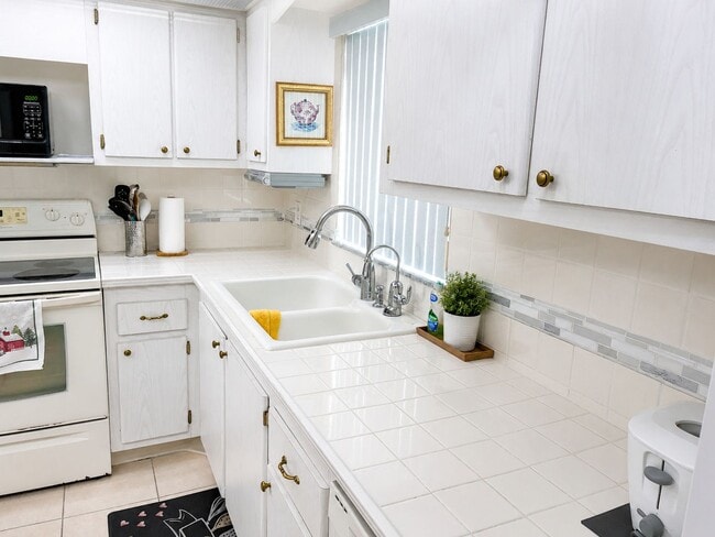 Building Photo - 4575 Cove Cir