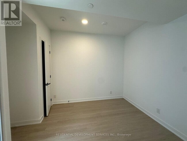 Photo du bâtiment - 699-699 Sheppard Ave E