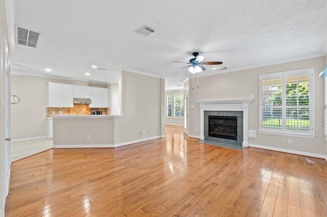 Building Photo - 1118 Enclave Square E