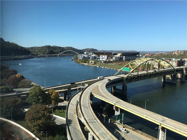 Foto del edificio - 320 Fort Duquesne Blvd