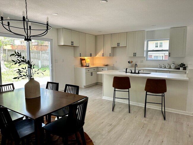 Foto del edificio - Beautiful Raised Ranch In Kings Ridge Blue...