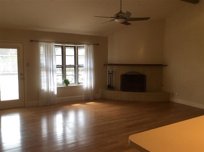 Building Photo - 147 Camellia St