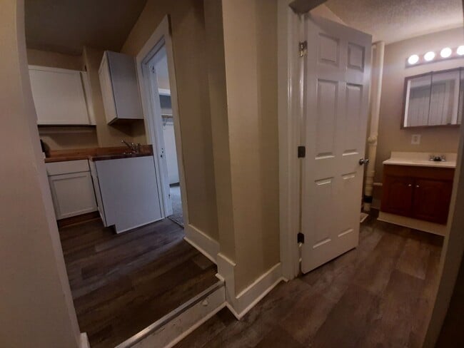 Building Photo - 3 Bedroom, 1 Bathroom home with new kitchen!