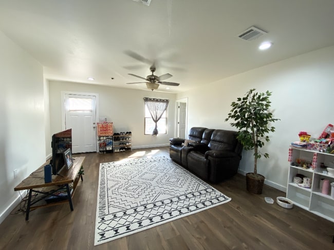 Foto del edificio - 417 Jasmine Ln