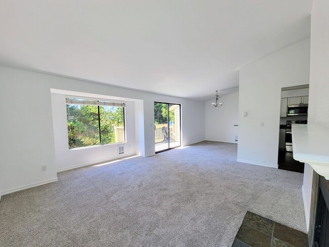 Building Photo - Newly updated condo in Sunn Fjord, close to everything!