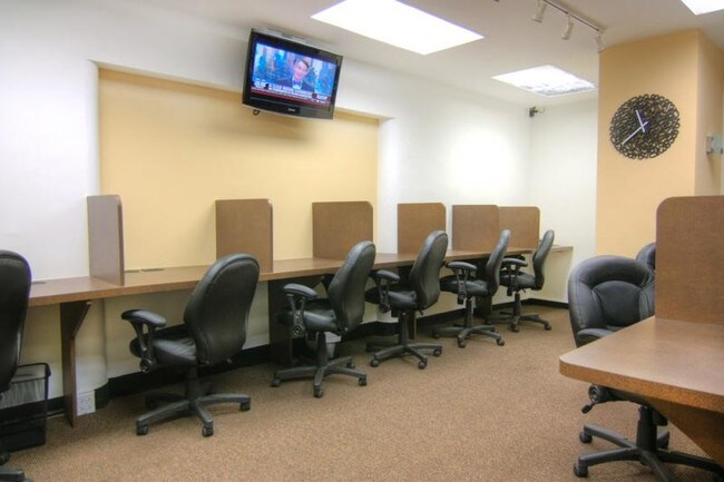 Foto del edificio - 2760 N Pine Grove Ave