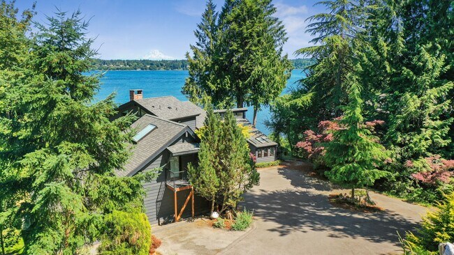 Foto del edificio - Stunning 3,146 Sq. Ft. Olympia Waterfront ...
