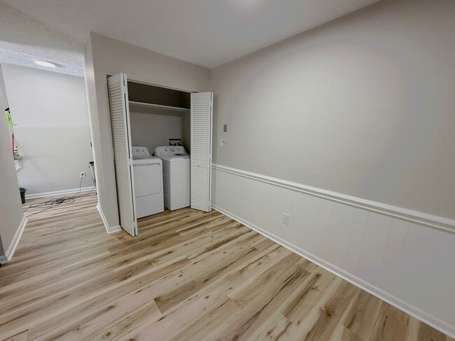 Building Photo - City Townhome – 2 Bed, 1.5 Bath + 2 Parking Spots!