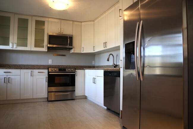 Foto del edificio - Tucker 4 Bedroom Beauty!  Hardwoods Floors...
