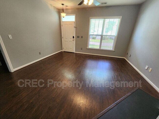 Foto del edificio - 103 Foxglove Ave