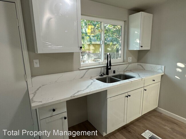 Building Photo - 3 br, 1 bath House - 1308 Cardoso Ave.
