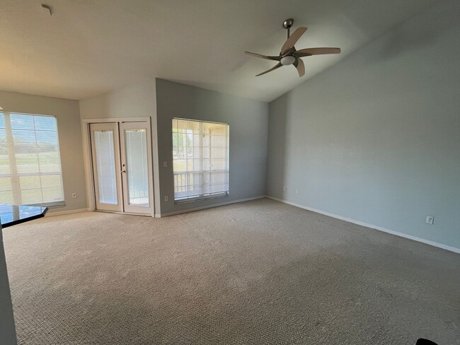 Building Photo - Must see 3 bedroom, 2 bath with amazing vi...