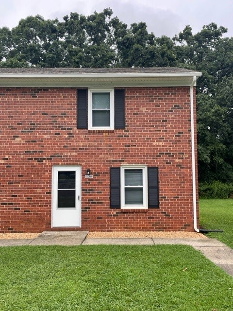 Primary Photo - 138 Oakwood Dr