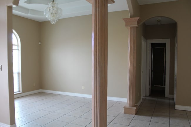 Building Photo - 208 E Baylor Ave