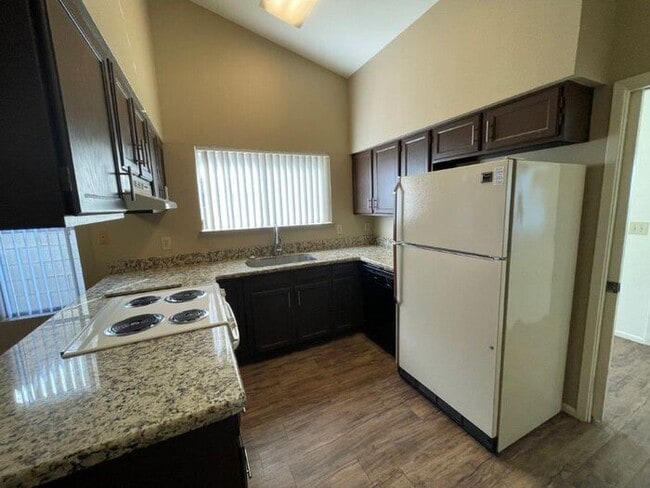 Foto del edificio - 3221 E Crescent Ave