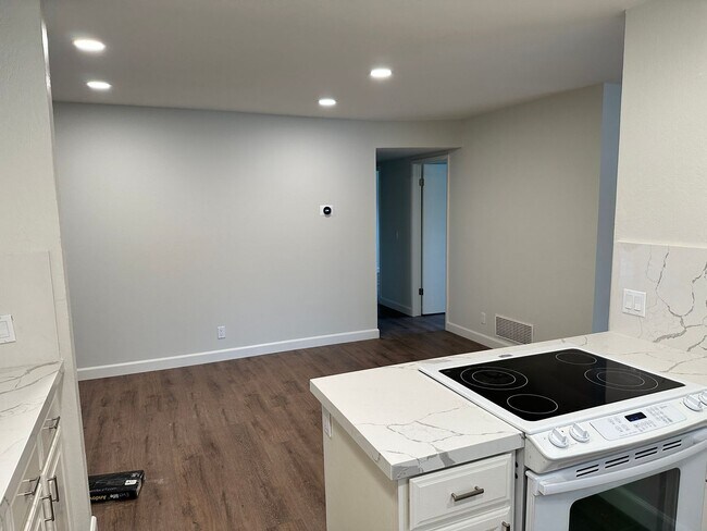 Building Photo - Beautiful Remodeled 4 Bedroom 2 Bath Bloss...
