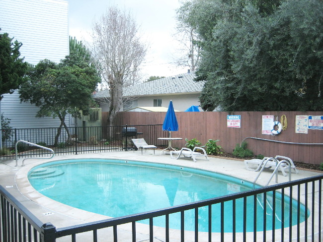 Building Photo - 690 Leahy St