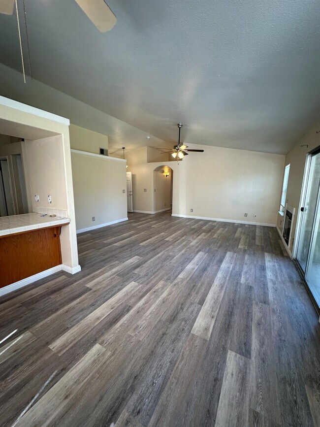 Foto del edificio - 5560 N Ellendale Ave