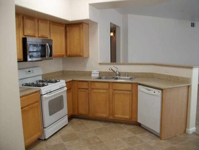 Building Photo - Well maintained 2 bedroom, 2 bath, 2-car t...