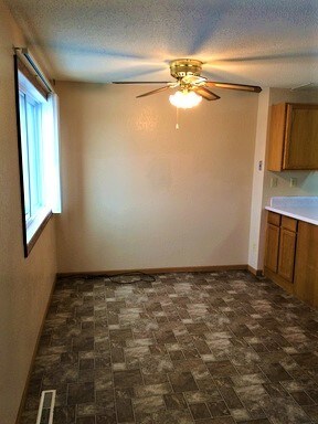Comedor - Cleveland and Townpark Townhomes