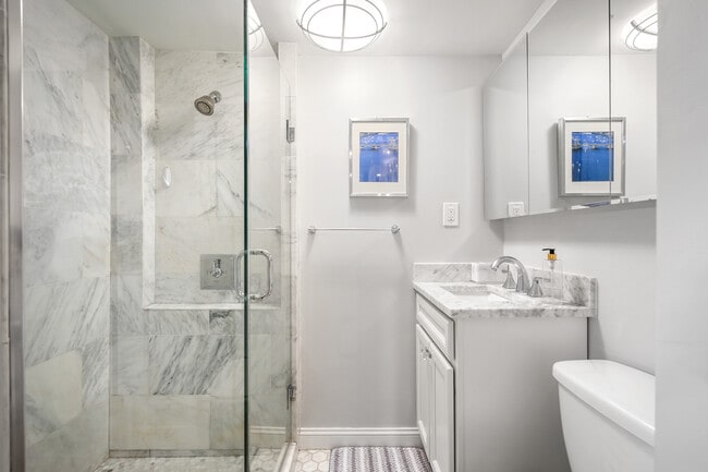 Baño de mármol de Carrara - 290 Commonwealth Ave