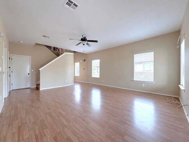 Building Photo - Sandstone Ranch Estates 4Bed/2.5bath Refrig A/C!