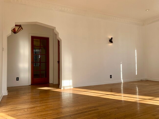 Foto del edificio - 364 S Cloverdale Ave