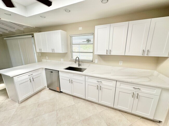 Building Photo - ** 3 BED / 2 BATH SINGLE FAMILY ** ANNUAL **  NAPLES GARDENS **