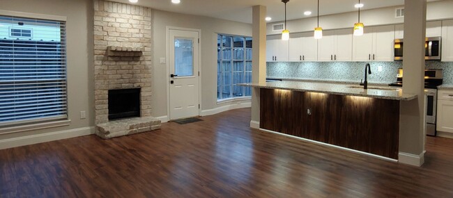 Building Photo - Breathtaking townhome in Memorial Club!