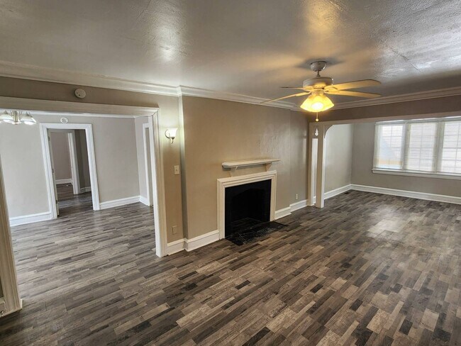 Building Photo - 3372 Colwyn Rd