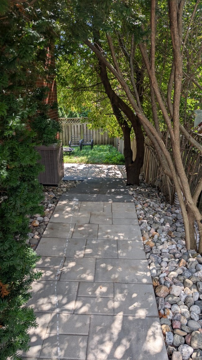 Building Photo - 583 Foxwood Trl