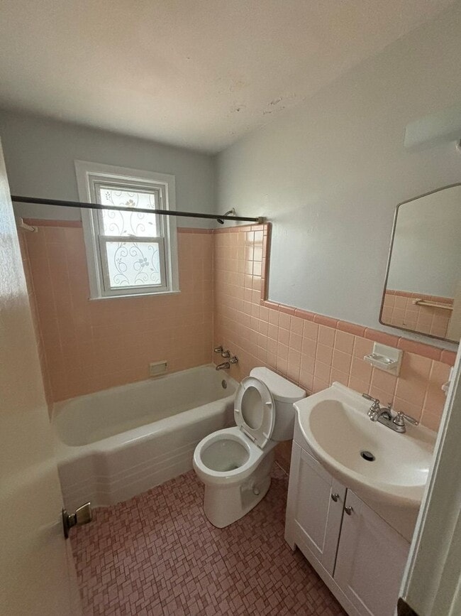 Building Photo - 2628 Parkwood Dr