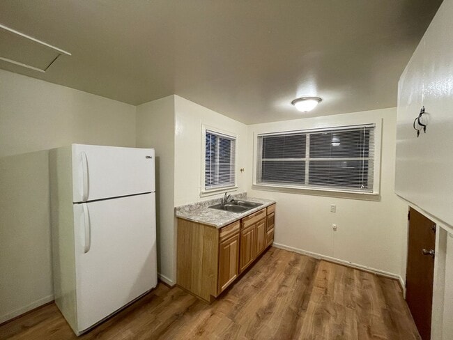 Building Photo - 2015 B St