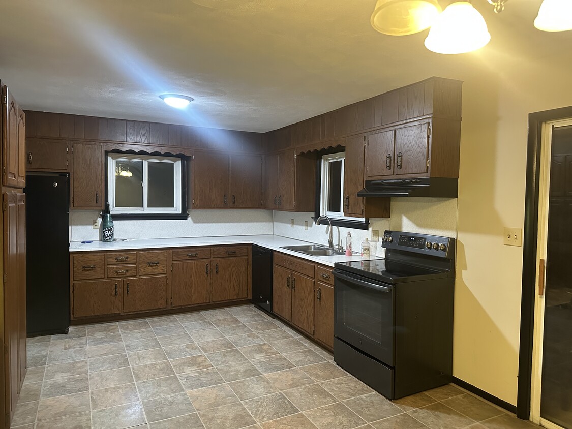 Kitchen - 855 Cloverleaf Rd