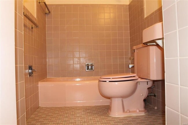 Building Photo - LOCATION!! LOCATION!!! This One bedroom/on...
