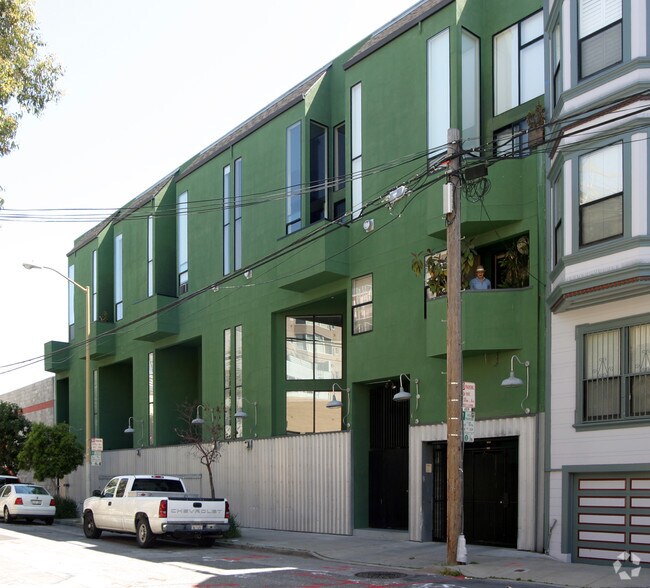Building Photo - 469 Clementina St
