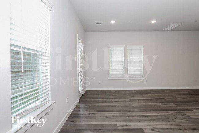 Building Photo - 333 N Centro Cir