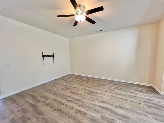 Building Photo - 1025 Grand Ridge Dr