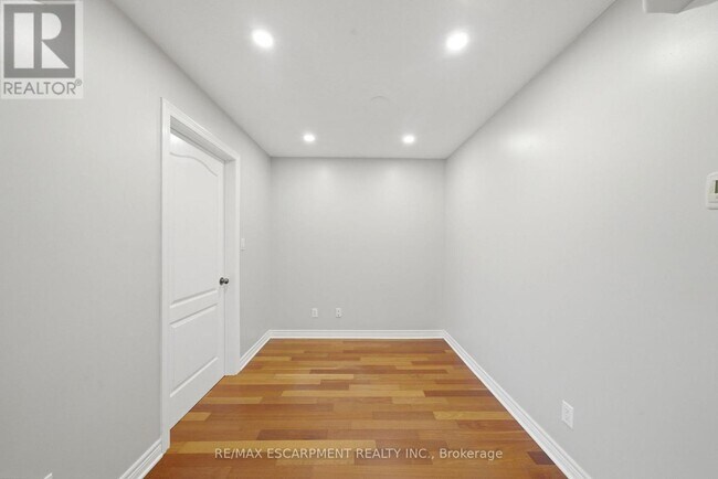 Photo du bâtiment - 50 Whitlaw Way