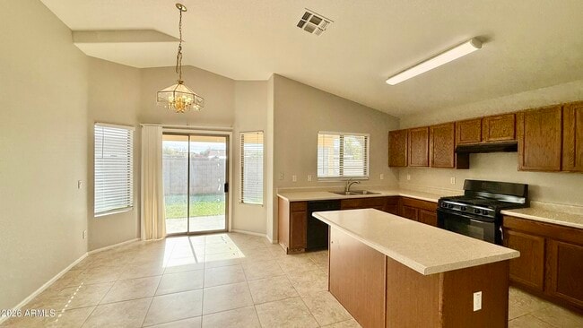 Building Photo - 1045 E Nardini St