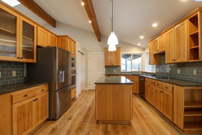 Foto del edificio - 5 Bed/3 Bath + an Office/Bonus Room House